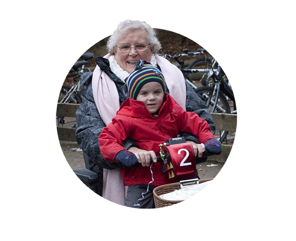 PG-hero Woman on scooter with small child