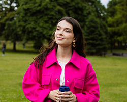lisa-woman-in-pink-250-200 lisa-woman-in-pink-250-200